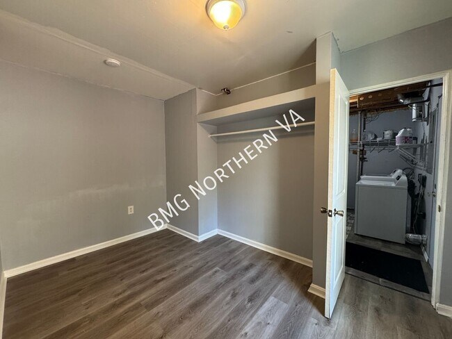 Building Photo - 7343 Rokeby Dr