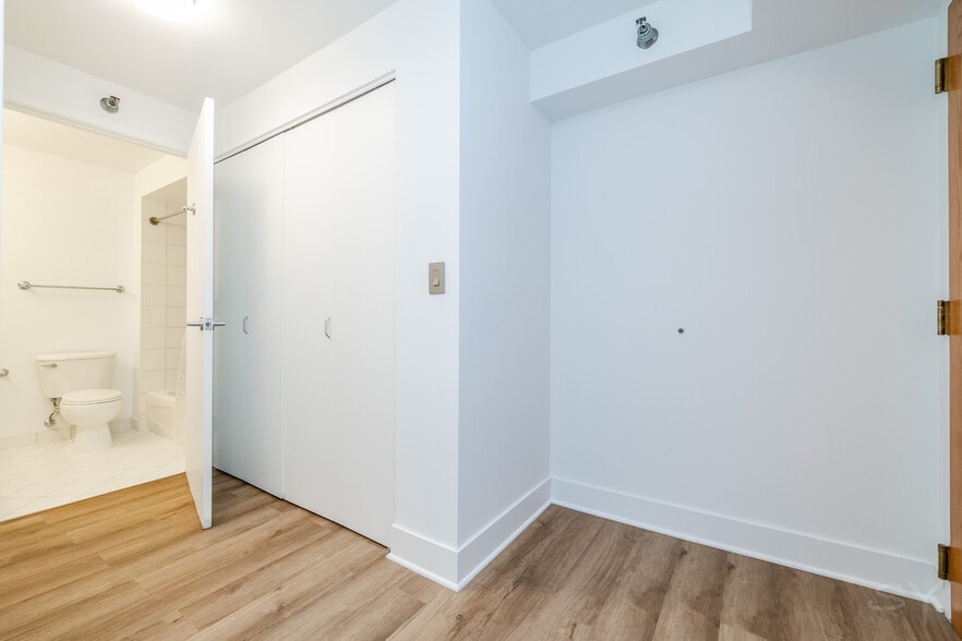 Building Photo - 345 N La Salle Dr