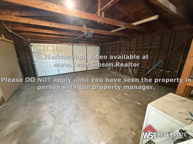 Building Photo - 3 Bedroom - 1 1/2 Bathroom Home on a Large Lot