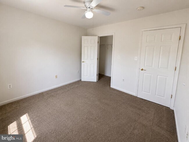 Building Photo - 8646 Royal Worcester Ln