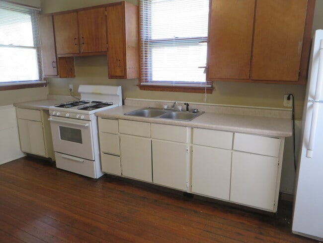 Building Photo - Two Bedroom Home with a bonus room/3rd bedroom in Historic District (Williams-Woodland Historic P...