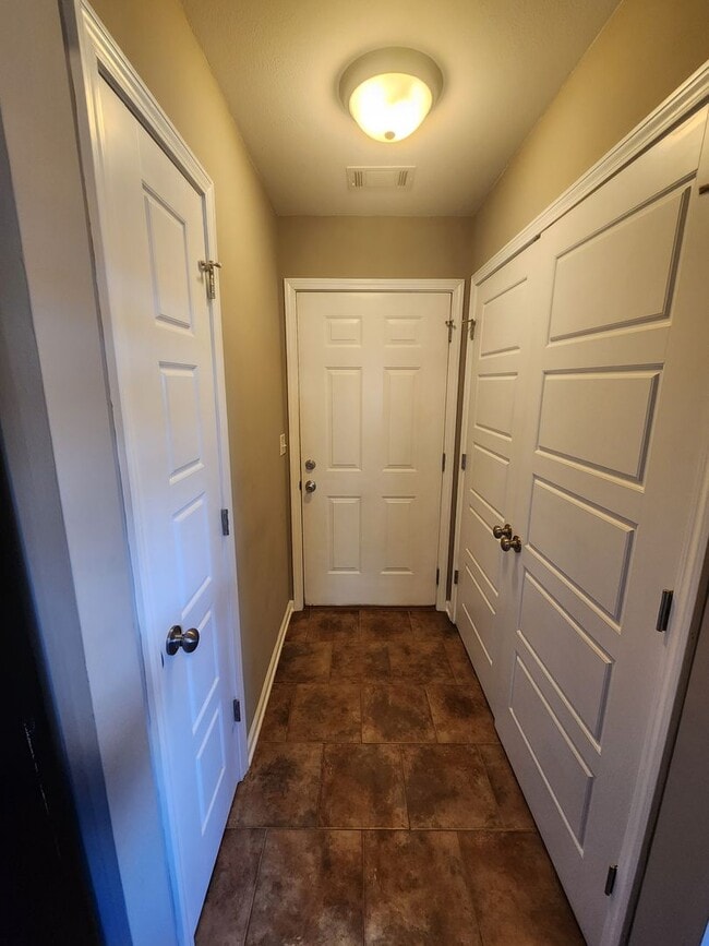 Building Photo - Cozy 3 Bed 2 Bath Home Available Now