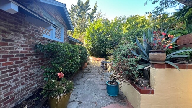 Building Photo - Mid-Century homes Rarely Available with Expansive Bay Views