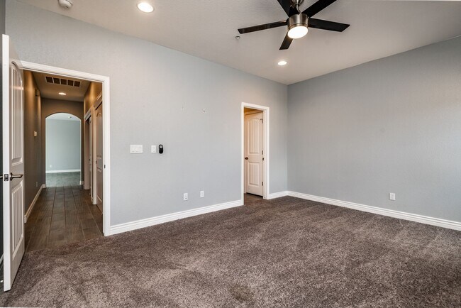 Building Photo - 3 Bedroom 2 Bathroom Home