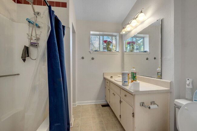 Building Photo - 1674 Sharkey St