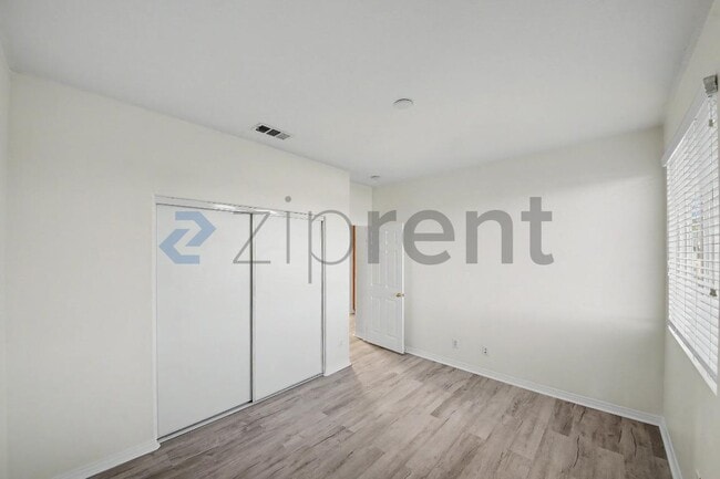 Building Photo - Unit