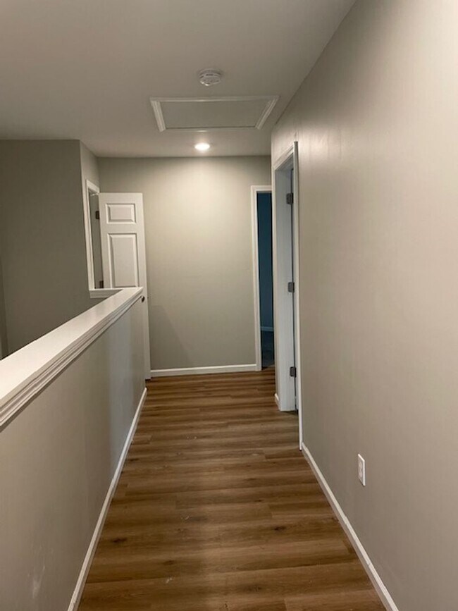 Building Photo - 208 Tyler St