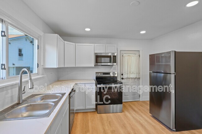 Building Photo - 12605 Valley View Ave