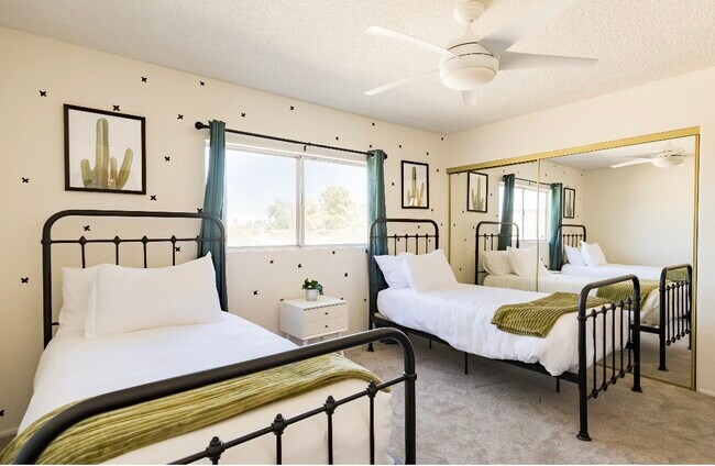 Building Photo - 72654 Sunnyslope Dr