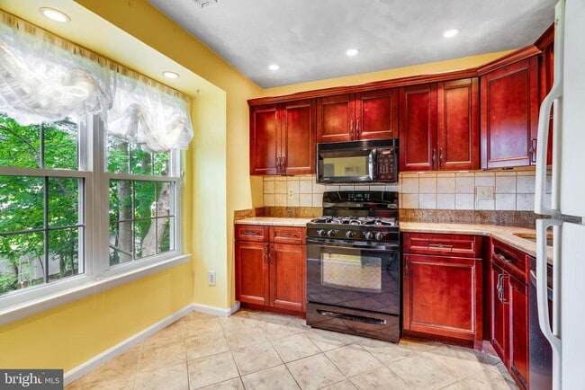 Building Photo - 1602 Hawthorne Ct