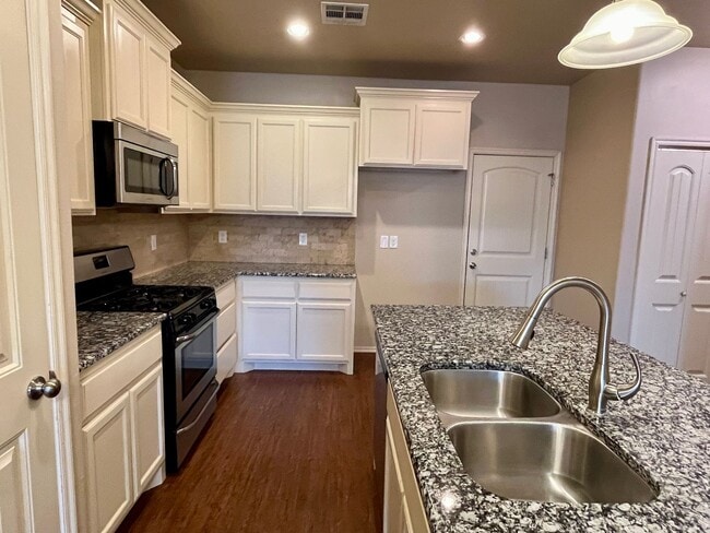 Building Photo - Beautiful 3 Bed 2 Bath Duplex!!