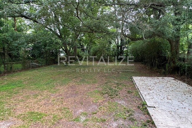 Building Photo - 2 Bed 1 Bath Home Close to Interstate Access!
