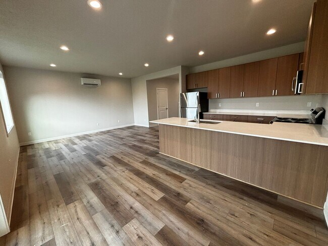 Building Photo - Newer Townhome in Quiet Neighborhood!