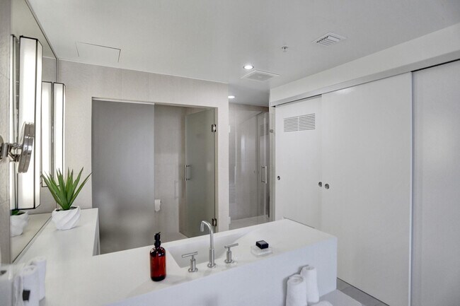 Building Photo - 3101 Bayshore Dr