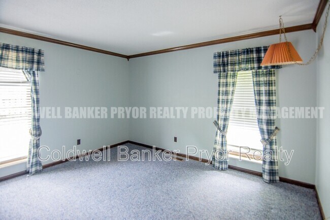 Building Photo - 165 Lakeshore Ct
