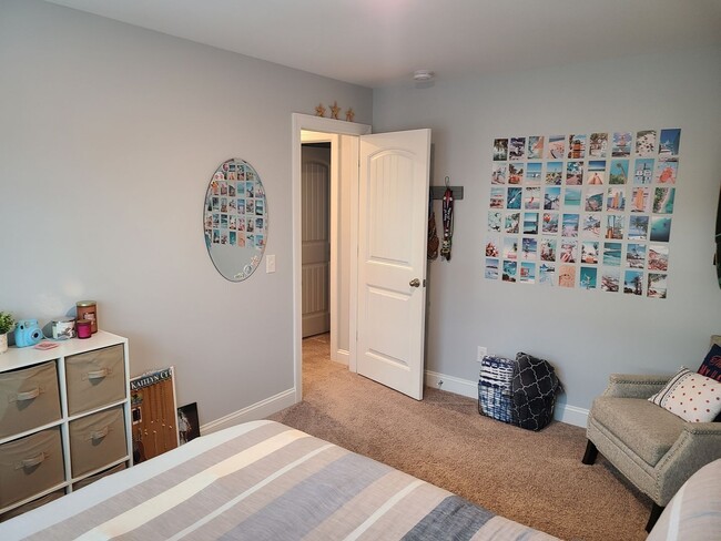 Building Photo - 4 Bed, 2.5 Bath located in Mimosa Bay Comm...