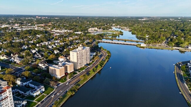 Building Photo - 510 Deal Lake Dr