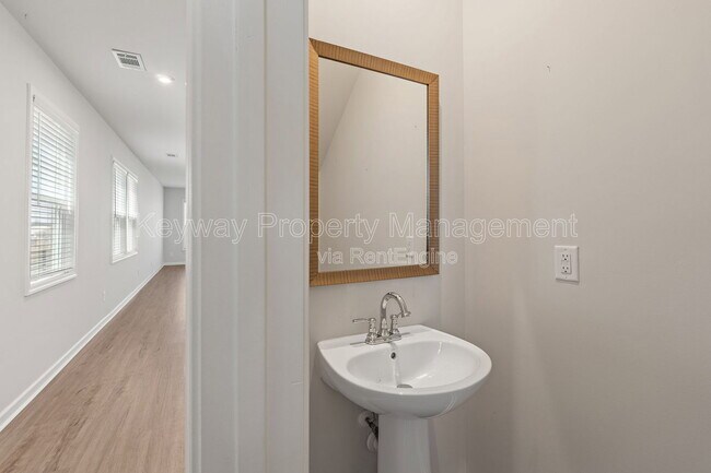 Building Photo - 651 Manitou Cir