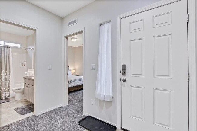 Building Photo - 2213 E Elm Grove Dr