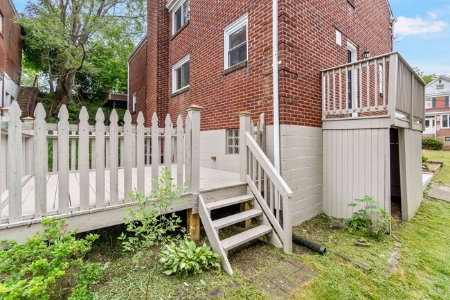 Building Photo - READY FOR MOVE IN! Fully RENOVATED 2-bedroom in Carrick!