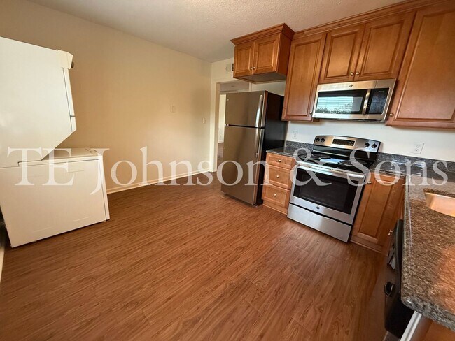 Building Photo - Modern 2 Bedroom Apartment with Water Included on Forsyth St