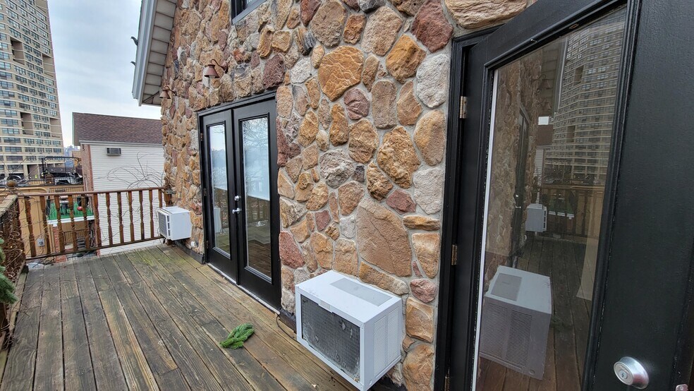 Building Photo - 19 70th St