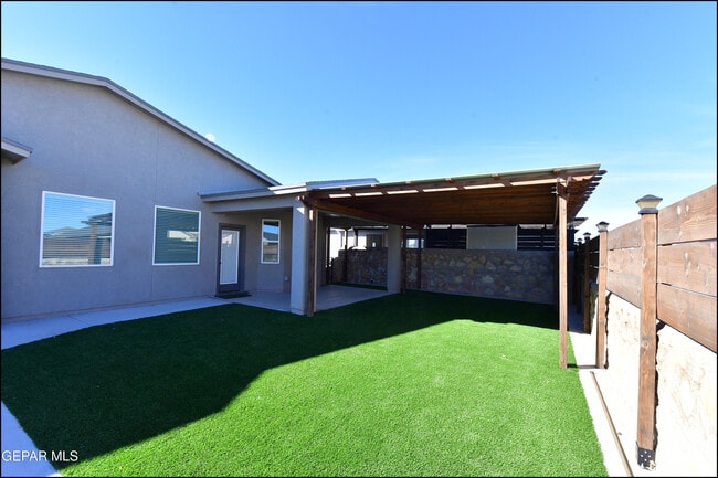 Building Photo - 2712 Sammy Cervantes St