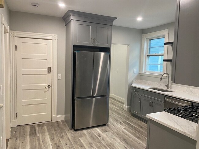 Building Photo - 811 Somerville Ave