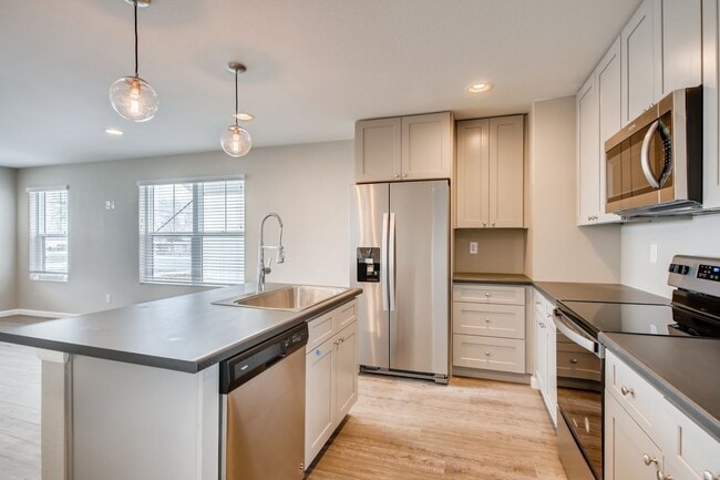 Building Photo - 3 Bedroom Townhomes For Rent