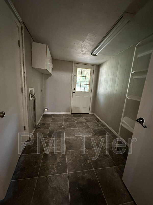 Building Photo - 427 Turkey Creek Dr