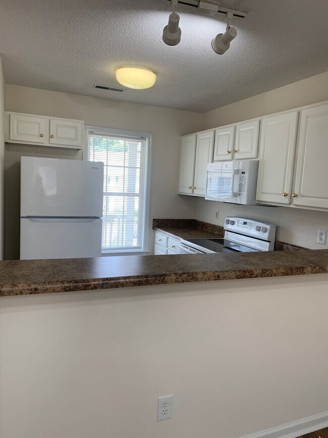 Building Photo - 2 Bedroom, 2 Bath Condo (Holton Place): Wa...