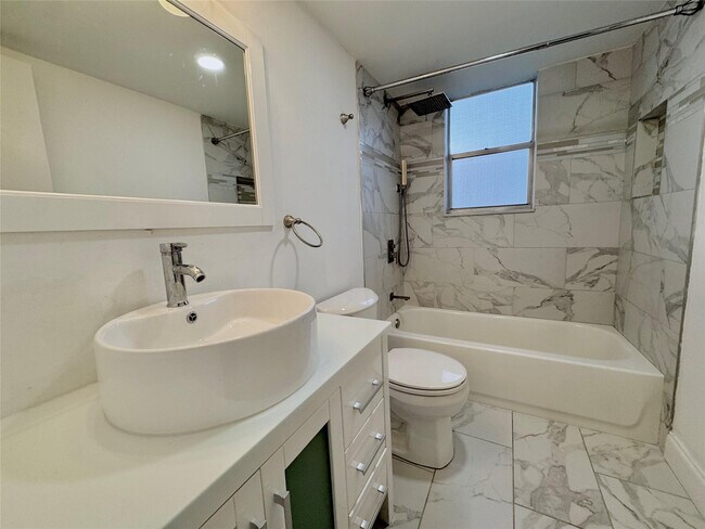 Building Photo - 2821 Somerset Dr