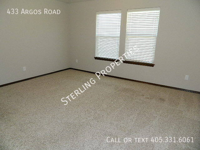 Building Photo - 433 Argos Rd
