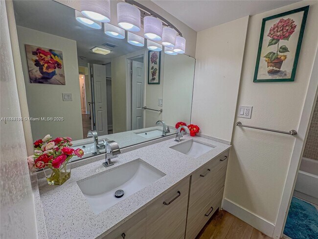 Building Photo - 3625 N Country Club Dr