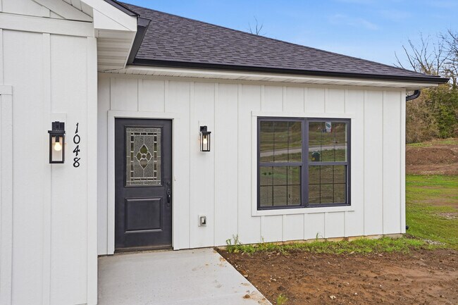 Building Photo - 1048 Stonehaven Dr