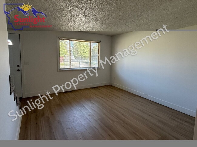 Building Photo - 2 Bed 1 Bath one side of a Duplex with Fenced Yard
