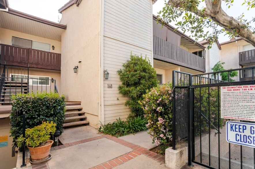 Building Photo - 14990 Victory Blvd