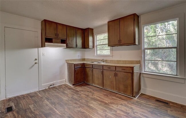 Building Photo - 1310 Winona Ave