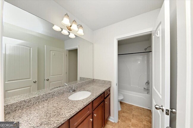 Building Photo - 541 Tulip Ln