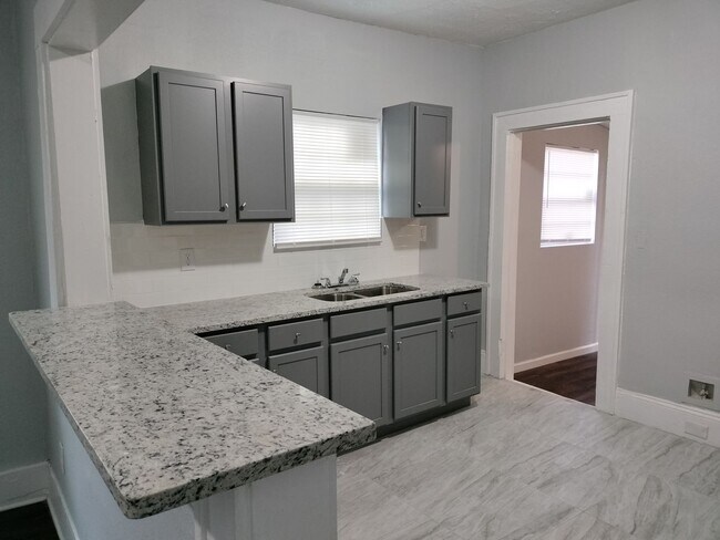 Building Photo - Discover Your Perfect 3 Bedroom 2 Bath Ren...