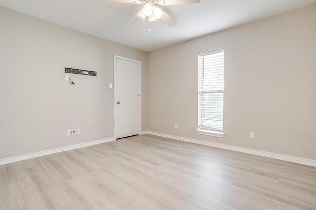 Building Photo - 5076 Matilda St