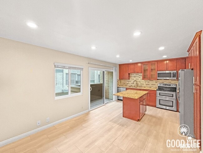 Building Photo - Beautiful 3B/2.5BA W/ Attached 2 Car Garage, A/C, & W/D in La Jolla!