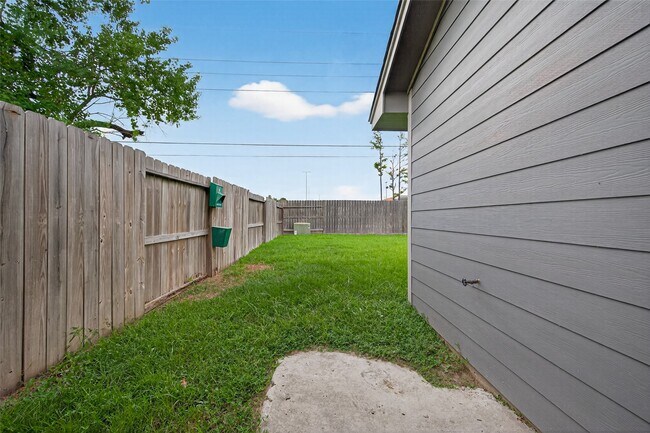 Building Photo - 10106 Shadow Pine Dr