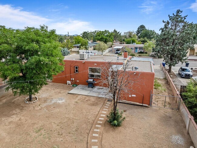 Building Photo - Unfurnished | 2 Bed / 1 Bath | NE Albuquer...