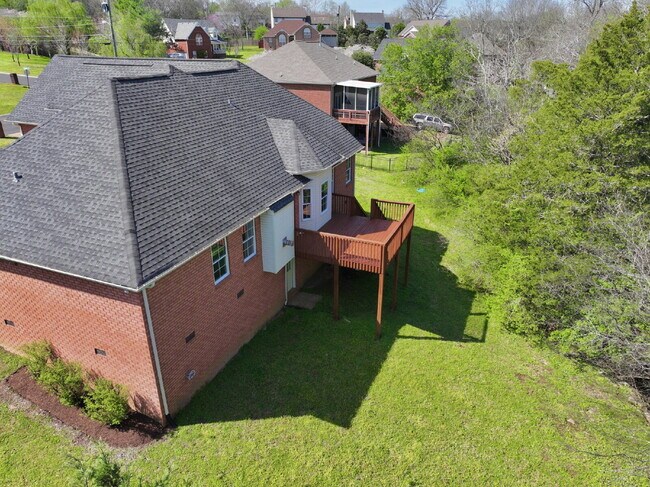 Building Photo - Stunning Move-In Ready Home in Hendersonville – Minutes from Old Hickory Lake!