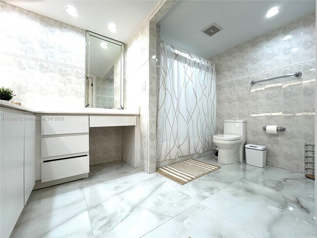Building Photo - 6039 Collins Ave