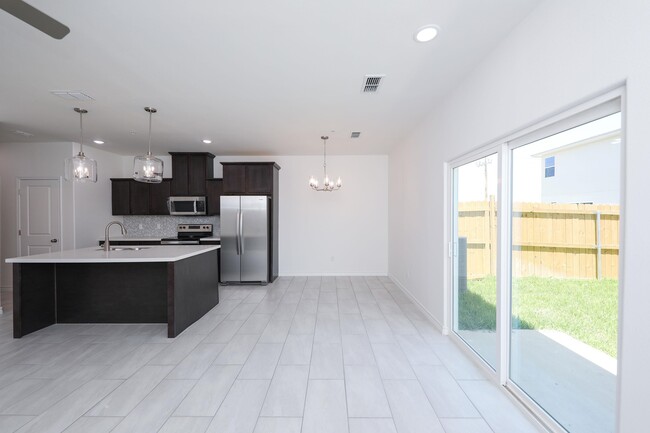 Building Photo - 9921 Bijan Dr