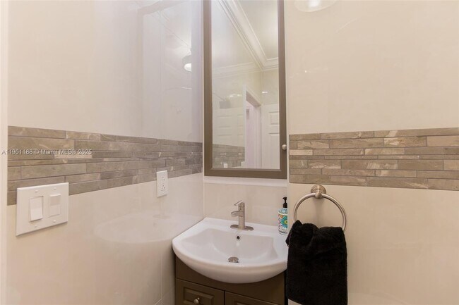 Building Photo - 9065 Silver Glen Way