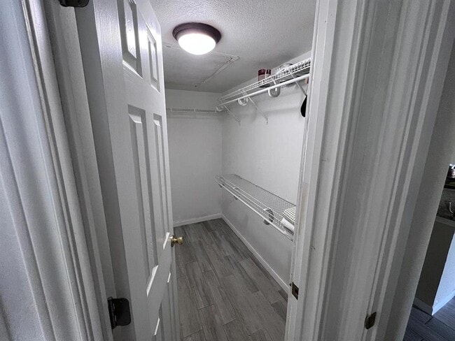 Building Photo - 8888 Tallwood Dr