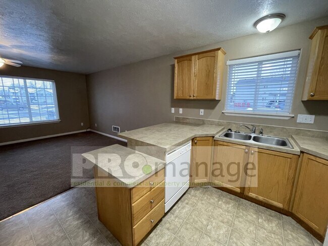 Building Photo - 2 Bed / 1 Bath Apartment - Idaho Falls